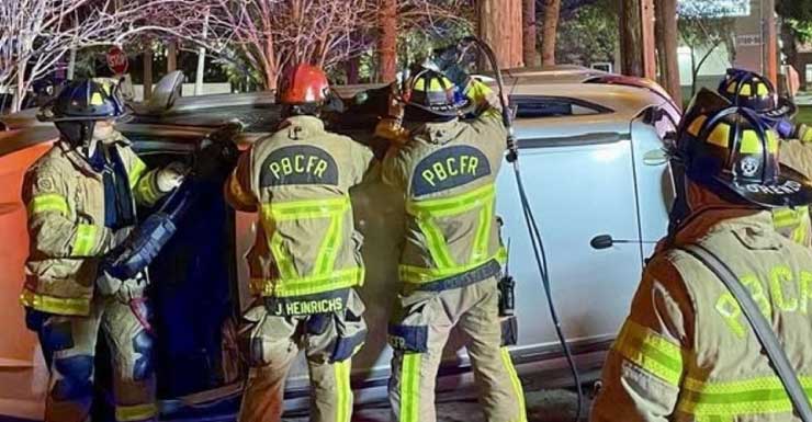 1 rescued from SUV after Boynton Beach rollover wreck