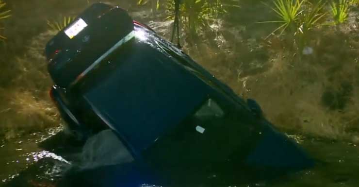 Off-duty BSO deputy pulls woman and child to safety after car goes into Lauderdale Lakes canal