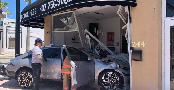 2 injured after car smashes into Daytona Beach business, officials say