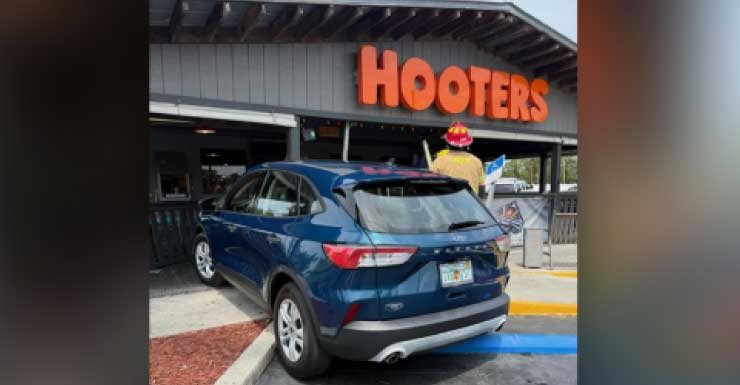 Car crashes into Hernando County Hooters