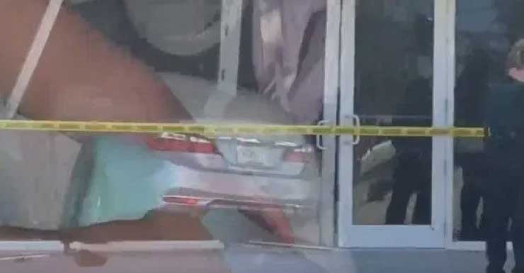 Car crashes into building in Lake Worth Beach