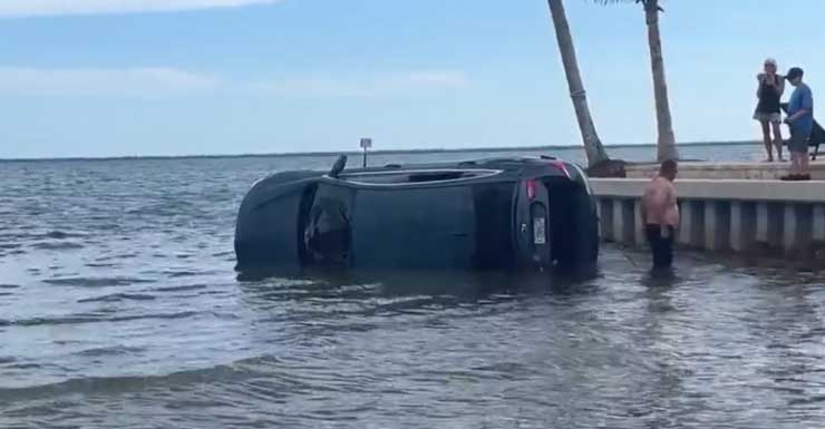 Car crashes into water in St. James City
