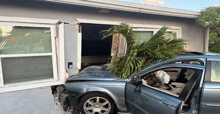 FLFR: Driver flees scene after crashing car into Fort Lauderdale home
