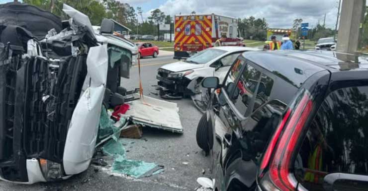 2 injured after crash in Hernando County