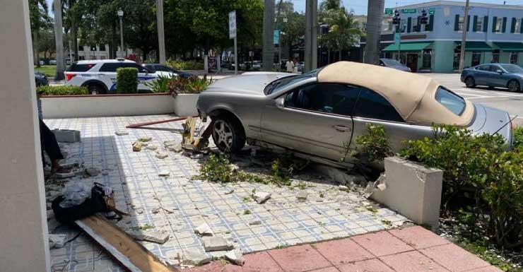 Driver crashes Mercedes near popular Delray Beach burger joint