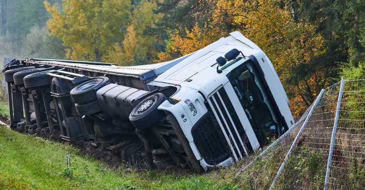 TRAFFIC ALERT: Tractor-trailer overturns, spilling pipes onto I-95 in Volusia