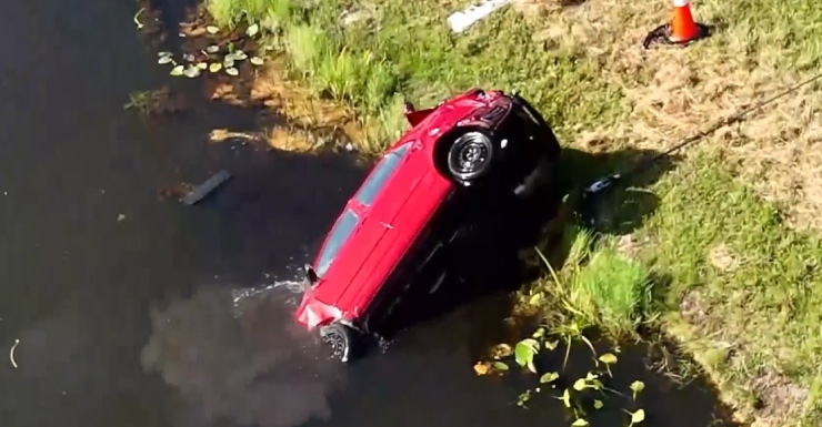 Video shows car being pulled from water on I-75