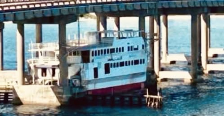 Boat trapped underneath bridge causes traffic delays in Destin