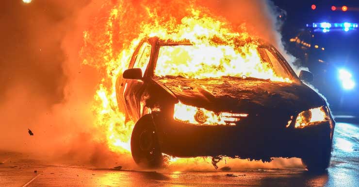 Fire Department extinguishes vehicle engulfed in flames on Friday night in Fort Myers