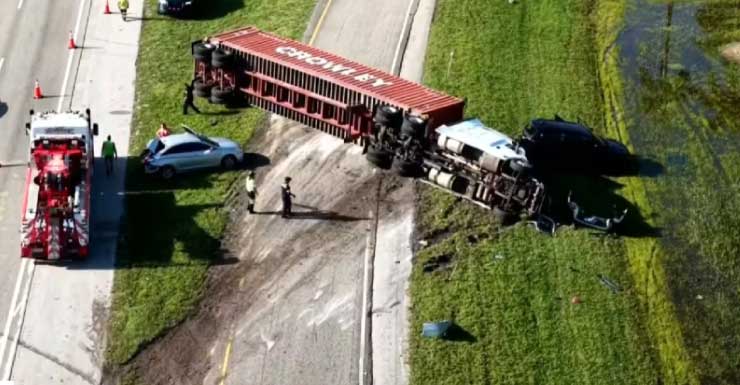 Rollover tractor-trailer collides with 3 vehicles causing SB delays on I-75 at Royal Palm