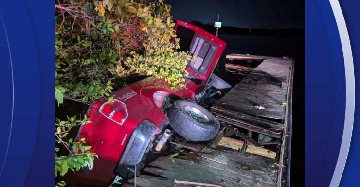 Man-wakes-up-in-passenger-seat-of-truck-sunken-in-water-Bradenton-police