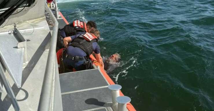 Man rescued after boat capsizes near Sunshine Skyway Bridge