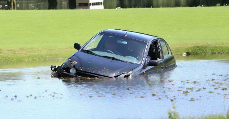 1 dead after car crashes into pond in LaBelle