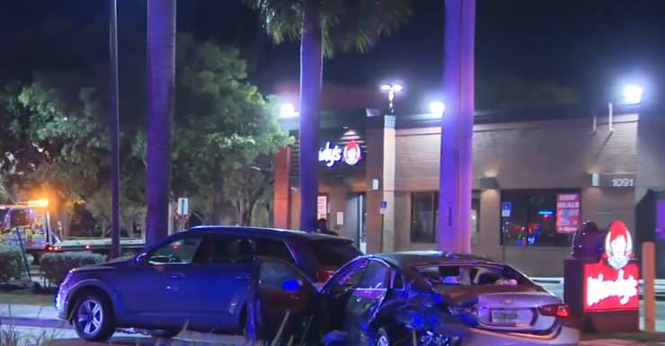 Multi-vehicle crash shuts part of Hallandale Beach Boulevard, 2 people hospitalized