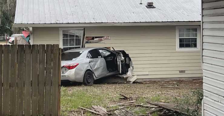 1 hurt after car crashes into house in Keystone Heights