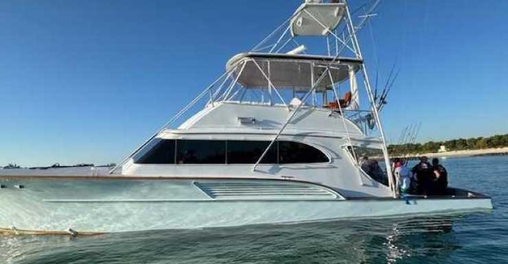 Coast Guard rescues seven from sinking boat near Peanut Island