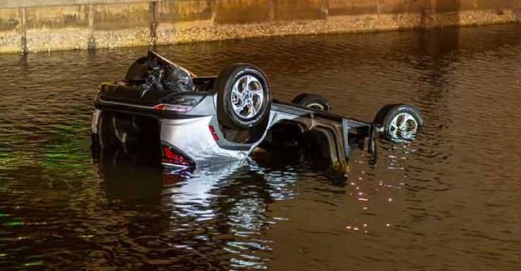 SUV crashes into canal off Caloosahatchee River near Midpoint Bridge in Fort Myers