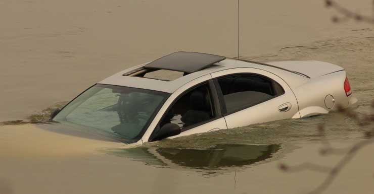 2 people rescued after vehicle crashes into retention pond near I-75 exit in Fort Myers