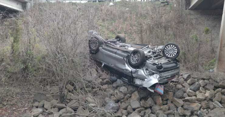 2 seriously injured after vehicle leaves roadway on I-10