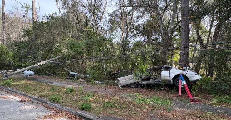 Driver hurt after hitting power pole in Gainesville |