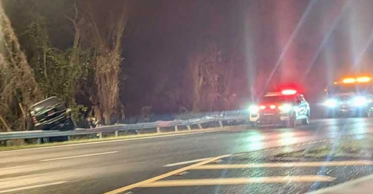 Car crashes into guardrail in early morning hours in Leesburg