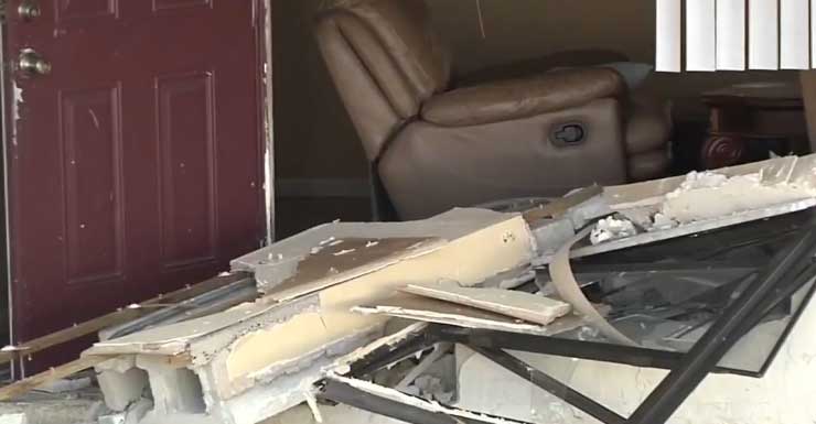 Car slams into apartment in Oakland Park; no injuries reported