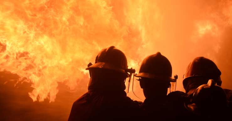 Driver pulls away with pump, sparks fire at Hollywood gas station