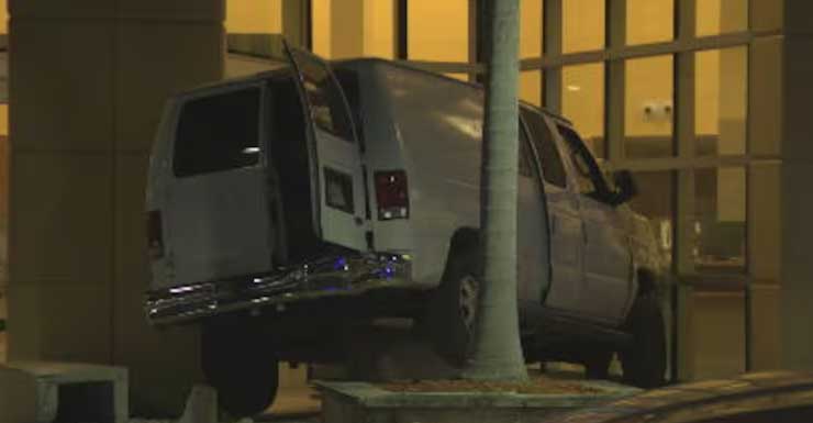 Suspected DUI driver crashes into federal building in northwest Miami-Dade, deputies say
