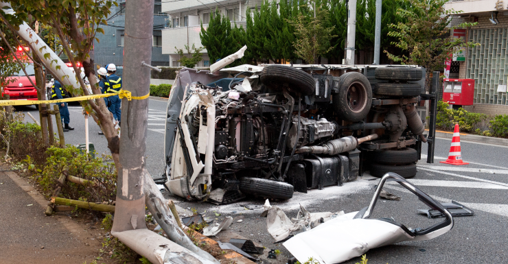 Major crash involving tractor trailer closes Toledo Blade Blvd Friday morning