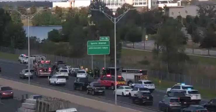 5-car crash leaves 2 hospitalized on SR-417 in Orlando
