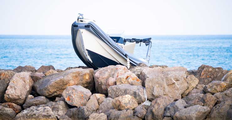 Three people injured after boat crashes into rocks on Hillsborough River: FWC