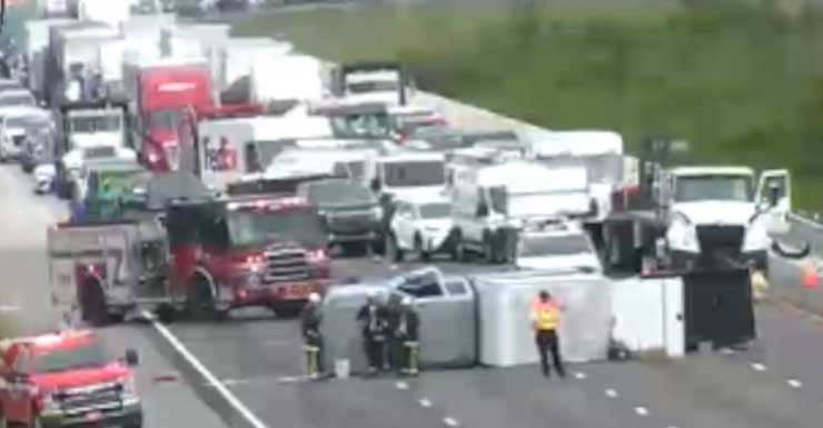 Truck crash closes I-75 Thursday morning