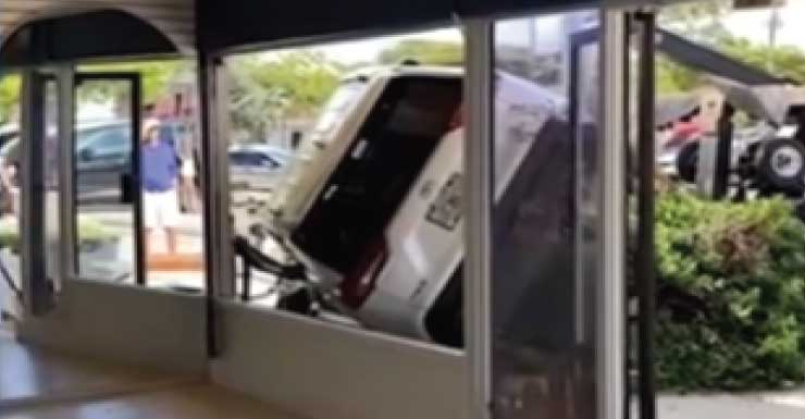 1 injured after vehicle crashes into building on 3rd Ave N in Naples