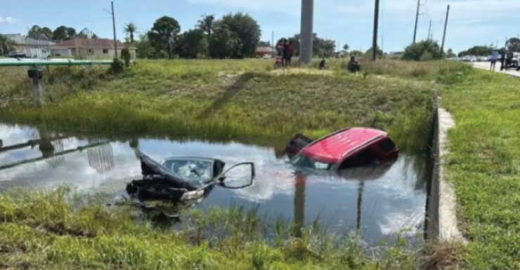 Vehicle crash in Lehigh Acres sends 2 cars into canal on Lee Blvd