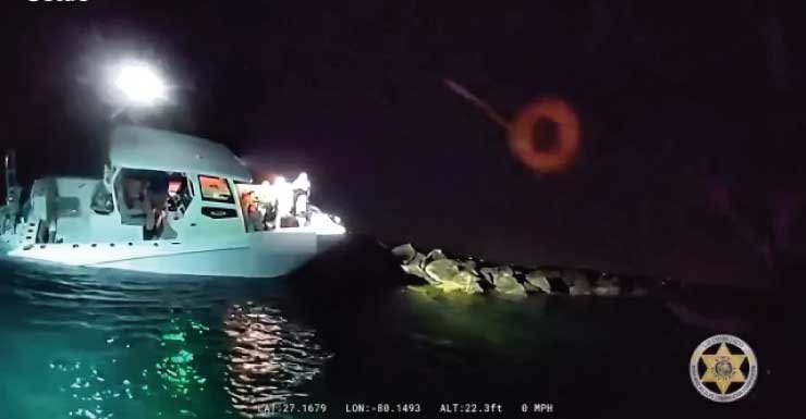 Florida deputies rescue 7 after boat crashes onto rocks