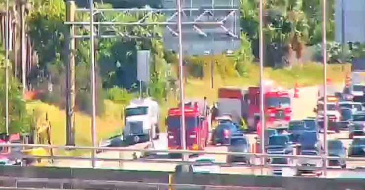 I-95 South crash blocks two lanes, backs up traffic to Hypoluxo Road in Palm Beach County