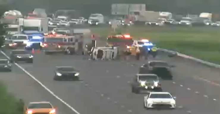 Rollover crash blocks I-75 lanes Monday morning
