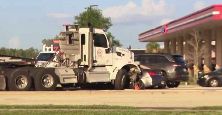 Semitrailer and multiple vehicles collide, blocking lanes near Metro Parkway in Lee County