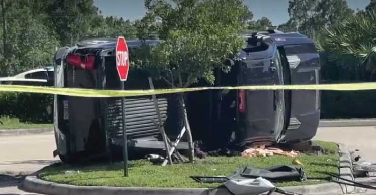 1 dead in crash off 6 Mile Cypress Pkwy near US-41 in Lee County