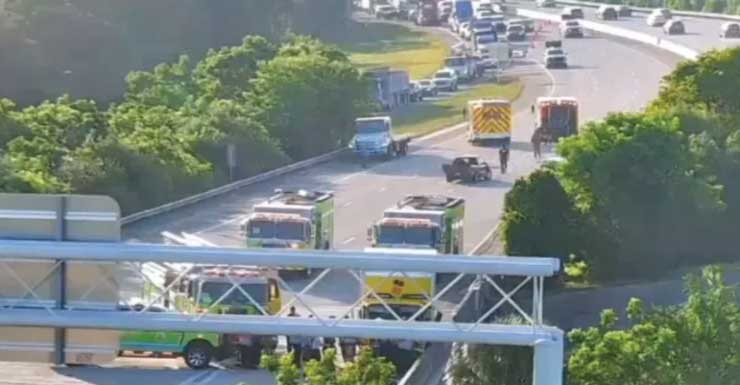 1 person hurt in multi-vehicle crash on Gratigny Parkway in Miami-Dade