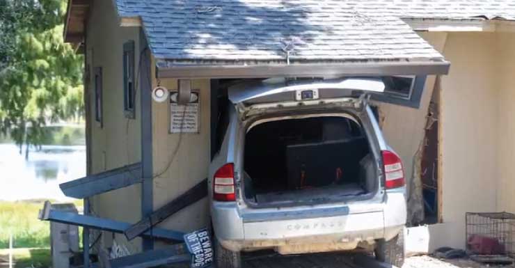 Car crashes into Ocklawaha duplex, one hospitalized