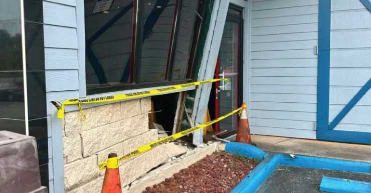 Leesburg restaurant temporarily closed after vehicle crashes into building