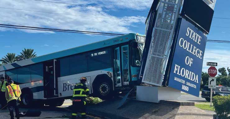 Breeze bus crashes into State College of Florida sign; 7 injured in Sarasota County